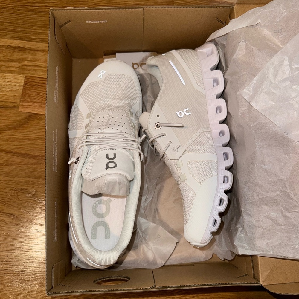 On Running Cloud 5 shoes in 9.5 with 4 different laces